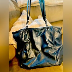 Ladies simply vera black purse in very good condition.